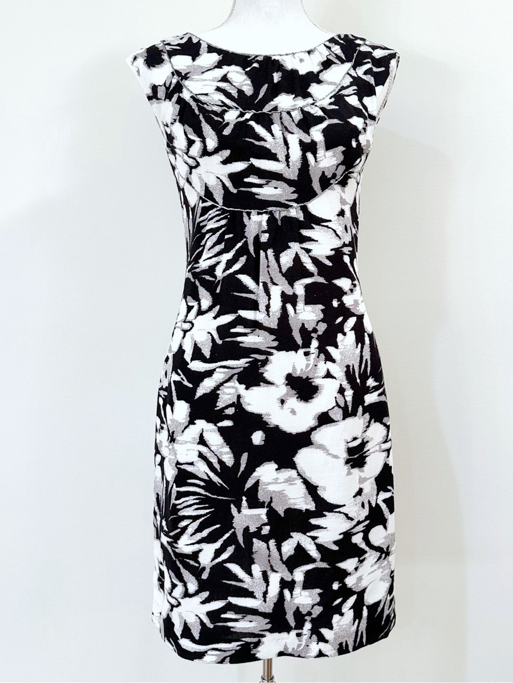 Searle Floral Black and White Sleeveless Dress Size 8